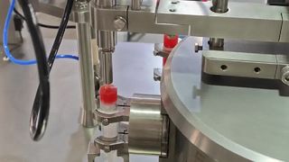 Машина для наполнения и укупорки предварительно заполненных шприцев DZA100