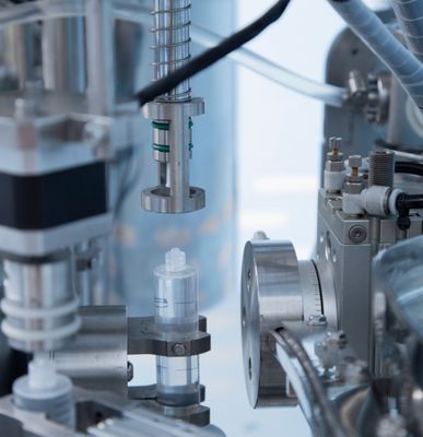 Полуавтоматический наполнитель для предварительно заполненных шприцев, разработанный с использованием рамы из нержавеющей стали, обеспечивающий точность при упаковке фармацевтической продукции