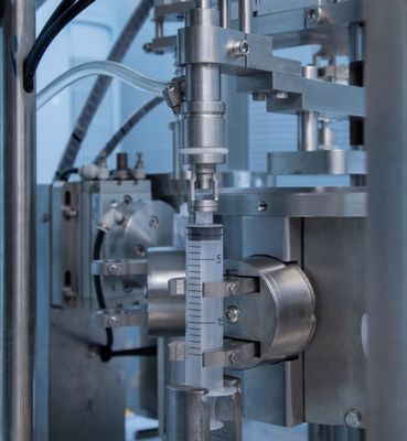 Полуавтоматический наполнитель для предварительно заполненных шприцев, разработанный с использованием рамы из нержавеющей стали, обеспечивающий точность при упаковке фармацевтической продукции