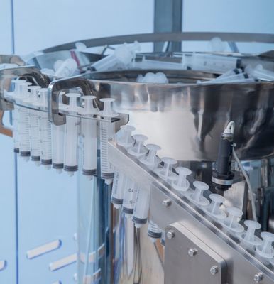 Полуавтоматический наполнитель для предварительно заполненных шприцев, разработанный с использованием рамы из нержавеющей стали, обеспечивающий точность при упаковке фармацевтической продукции