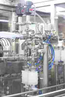 Автоматическая машина для заполнения предварительно заполненных шприцев с высокой емкостью из фармацевтического пластика