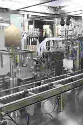Высокоскоростная автоматизированная машина для наполнения стерильных лекарственных препаратов в предварительно заполненные шприцы РТУ
