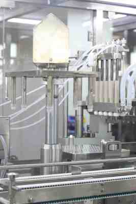 Автоматическая машина для заполнения предварительно заполненных шприцев с высокой емкостью из фармацевтического пластика